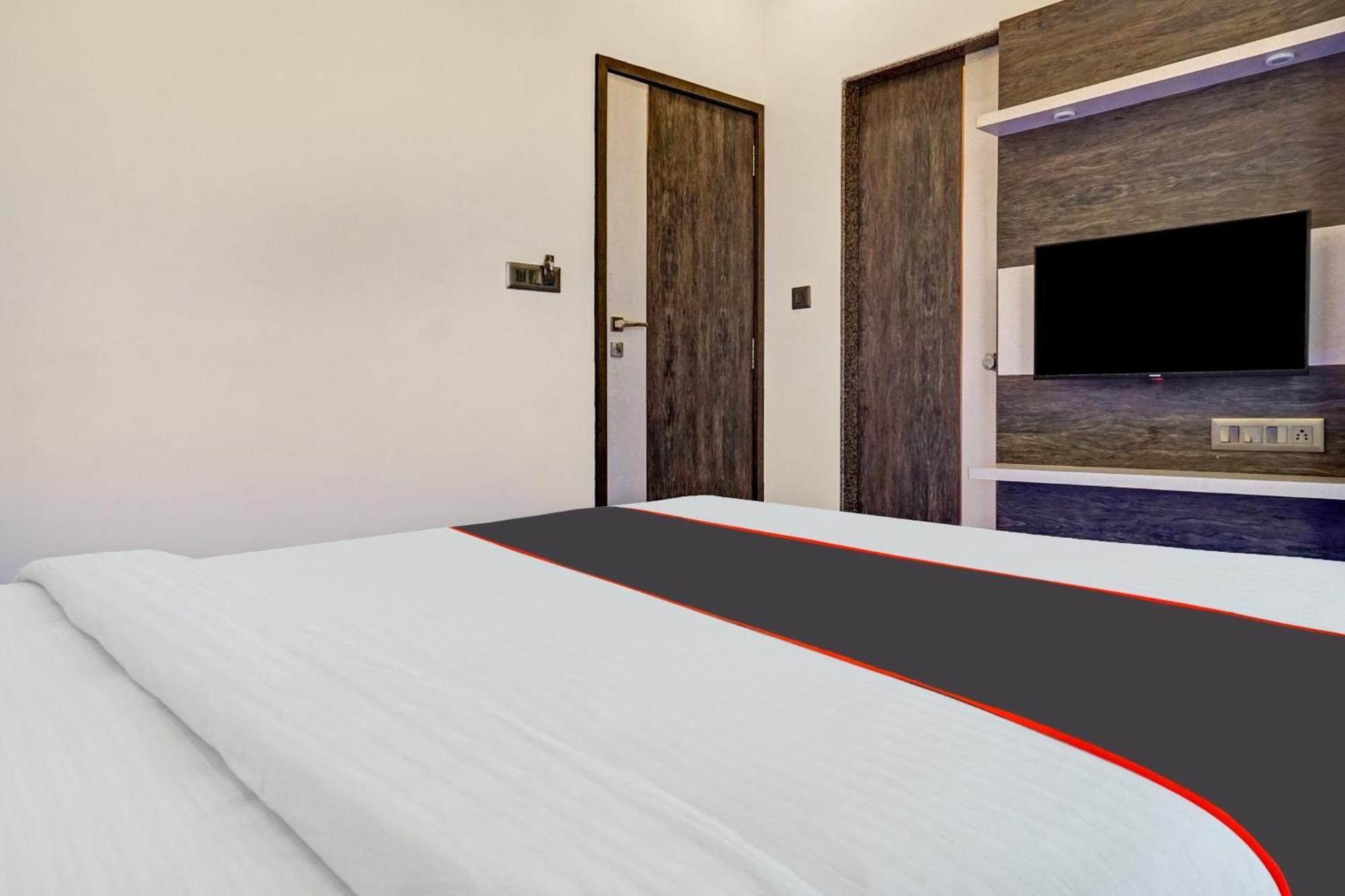 Super Townhouse Poona Royal Hotel Pimpri-Chinchwad Bagian luar foto